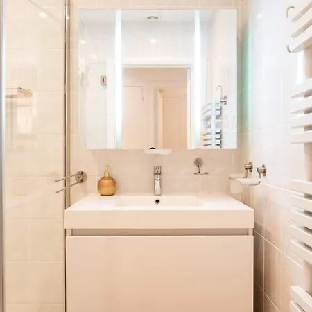 Centrally Located Close To The Апартаменты *